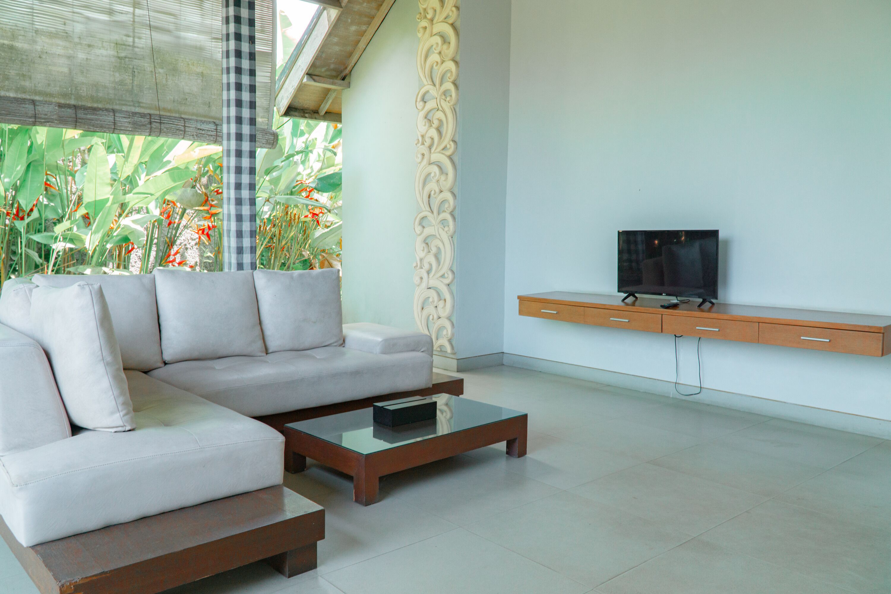 Premier-Villa | Wohnbereich | 32-Zoll-LCD-Fernseher mit Kabelempfang, Fernseher