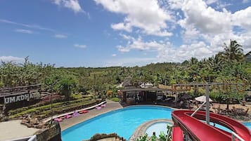 Piscina externa, funciona das 7h às 18h, barracas de cortesia