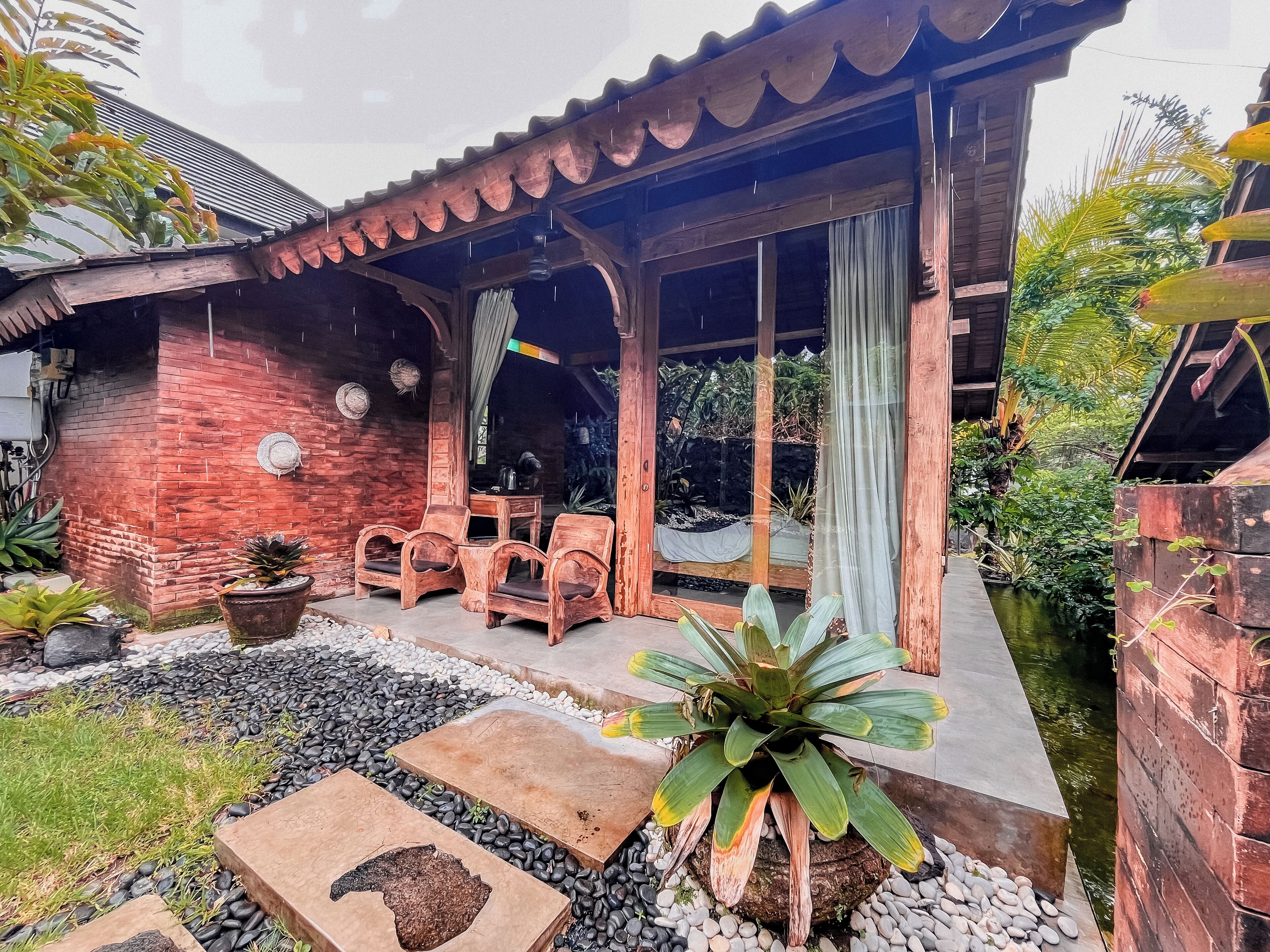 Individually decorated, individually furnished, desk, laptop workspace