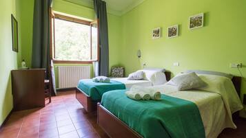 Hochwertige Bettwaren, Schreibtisch, laptopgeeigneter Arbeitsplatz