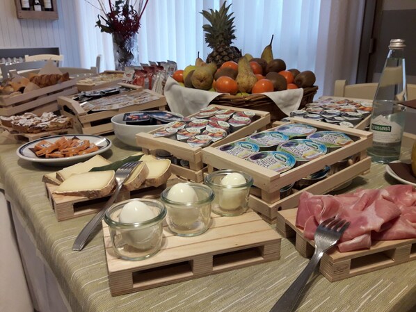 Free daily buffet breakfast - La Genzianella (Miasino)