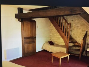 Quadruple Room | In-room safe, individually decorated, individually furnished, desk - Auberge du jeu darc (Mello)