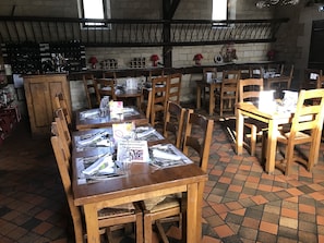 Breakfast, lunch and dinner served - Auberge du jeu darc (Mello)