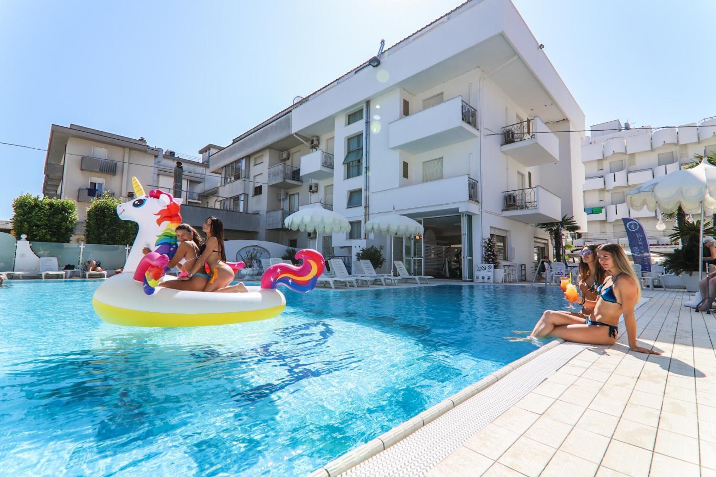 Piscine extérieure (ouverte en saison), parasols de plage