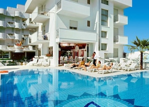 A modern hotel with a swimming pool, sun loungers, and a bar area. - Hotel Giovanella (Bellaria-Igea Marina)