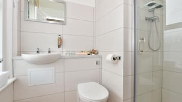 Double Room | Bathroom | Shower, free toiletries, hair dryer, towels