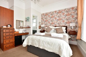 Deluxe Double Room, 1 King Bed | 9 bedrooms, blackout drapes, iron/ironing board, free WiFi - Grange Bank House (Shanklin)