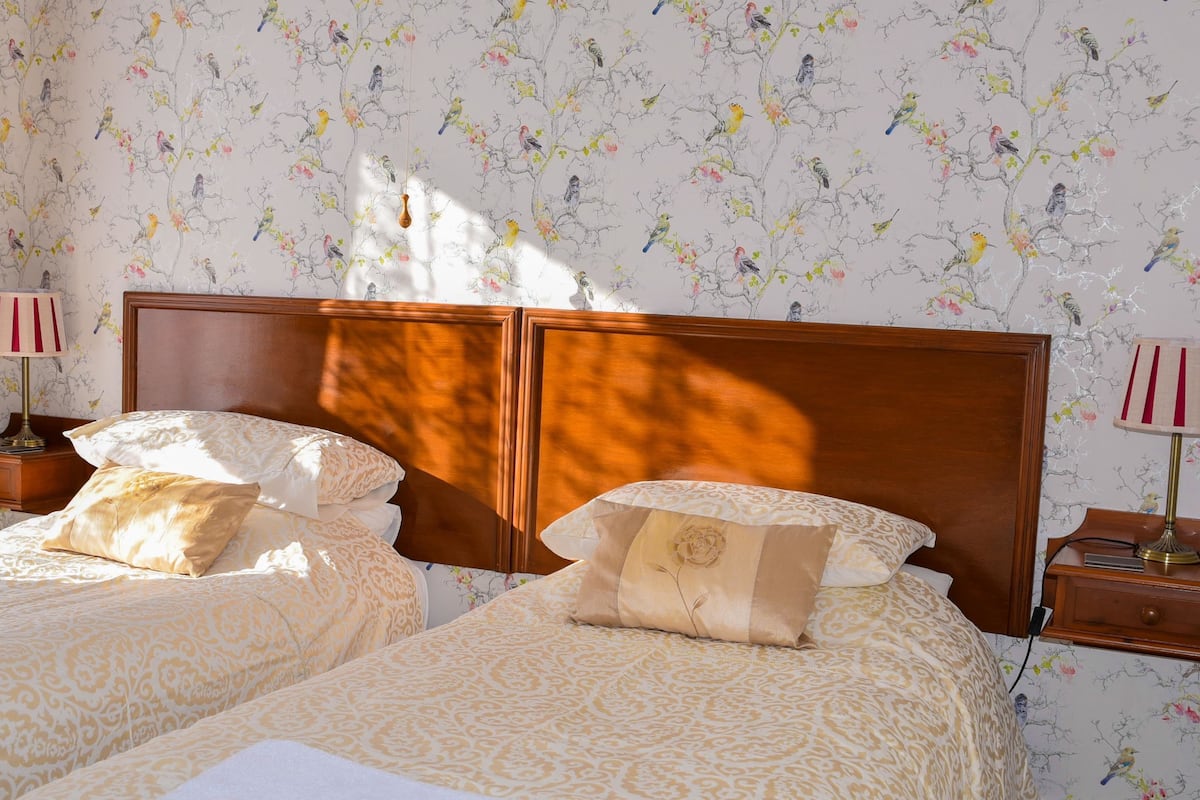 9 habitaciones, cortinas blackout y tabla de planchar con plancha