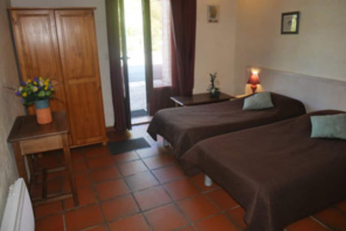 Vierbettzimmer | Verdunkelungsvorhänge, Bügeleisen/Bügelbrett, Zustellbetten