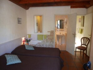 Cortinas blackout y tabla de planchar con plancha 