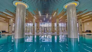 Piscine couverte, accès possible de 09 h 00 à 21 h 00, chaises longues