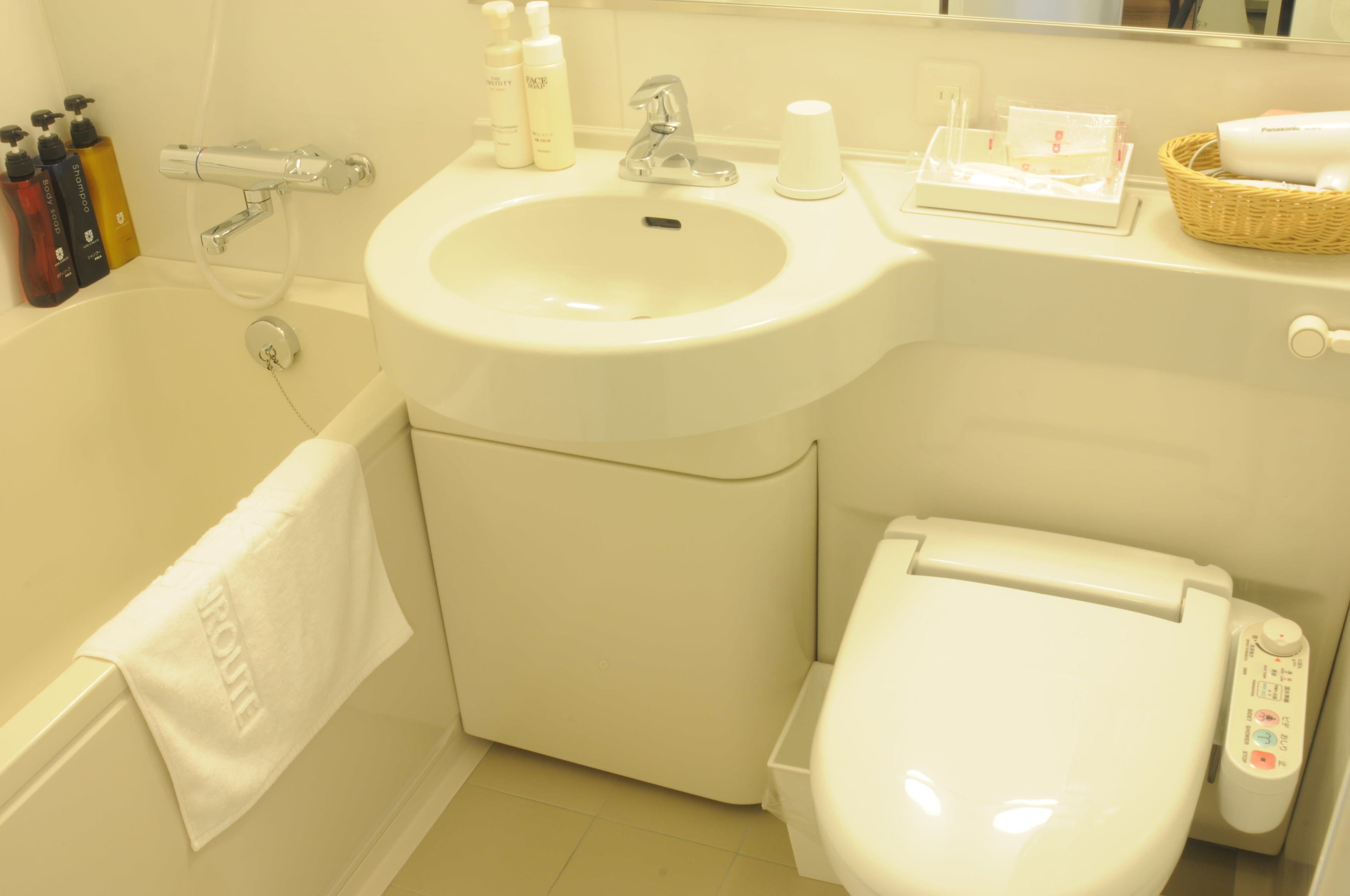 combined shower/bathtub, deep-soaking bathtub, free toiletries