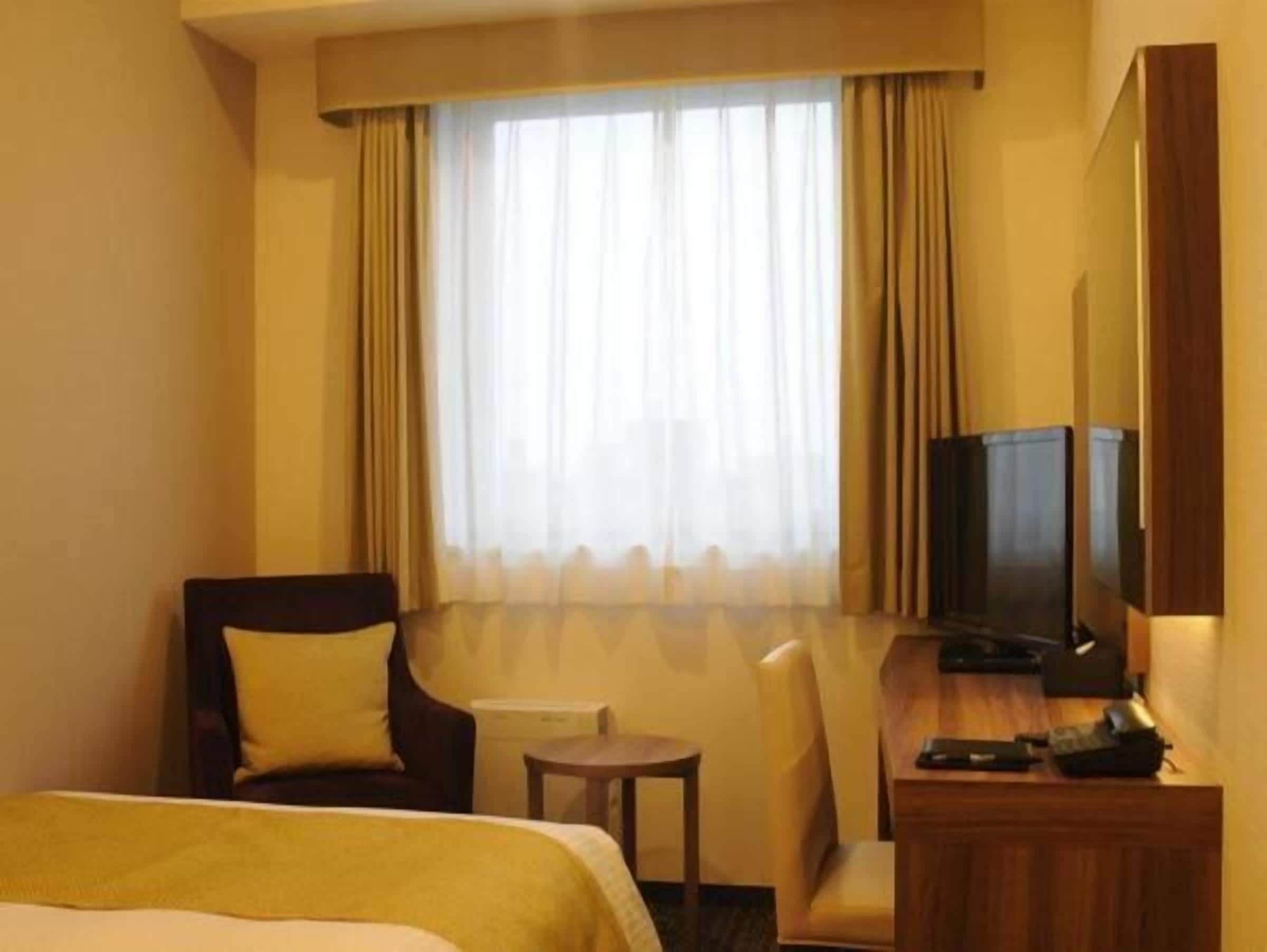 in-room safe, soundproofing, free wifi, bed sheets