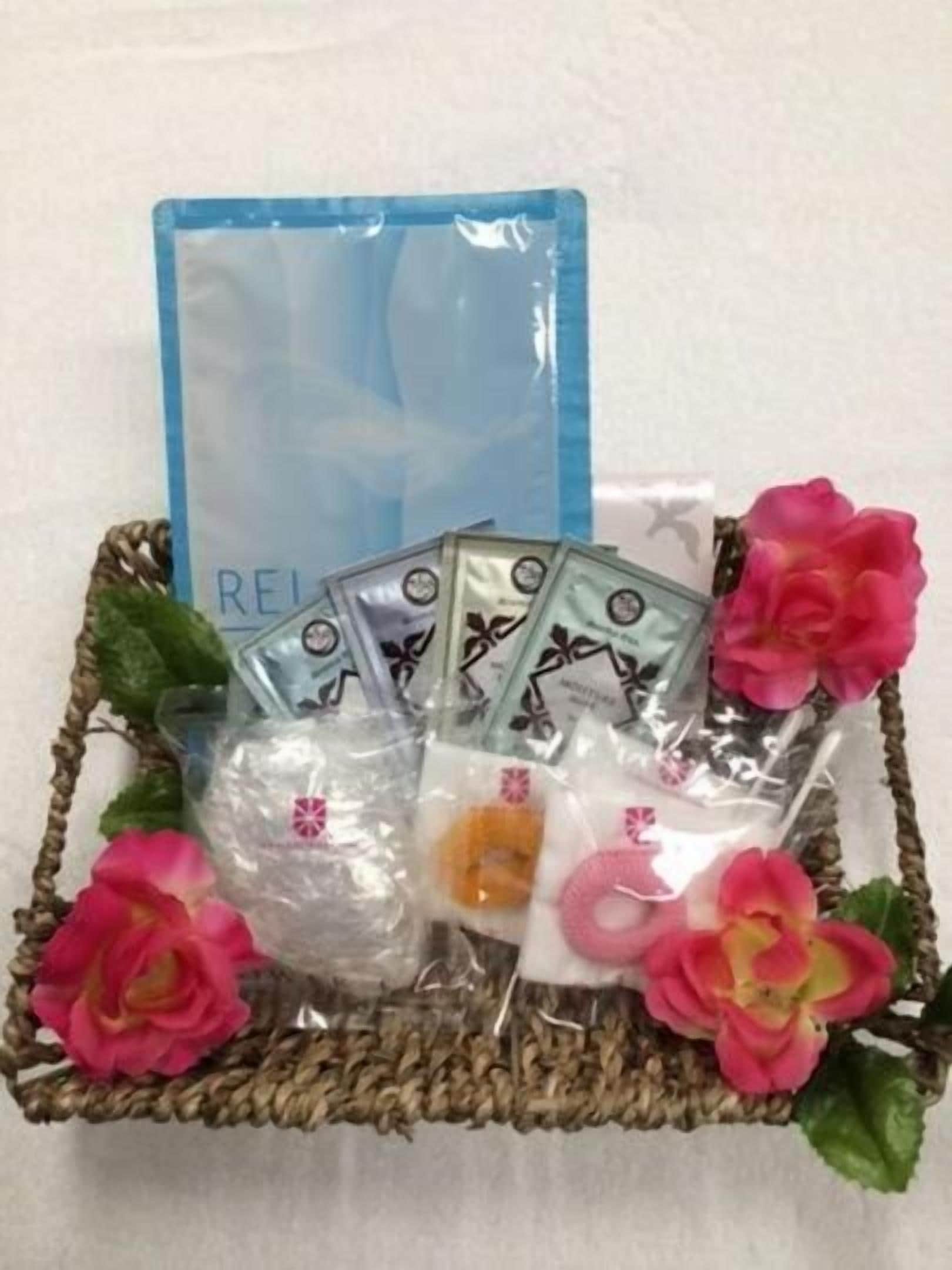 combined shower/bathtub, deep-soaking bathtub, free toiletries