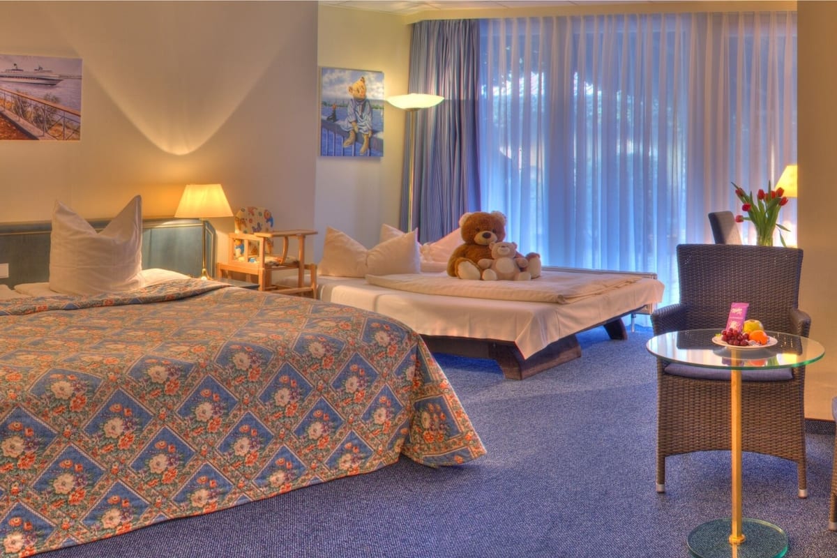 triple room | living area | flat-screen tv