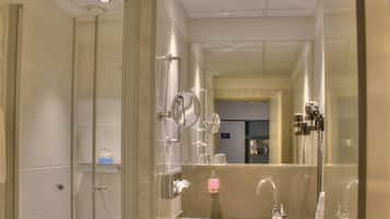 Dreibettzimmer | Badezimmer | Dusche, Haartrockner, HandtĂŒcher