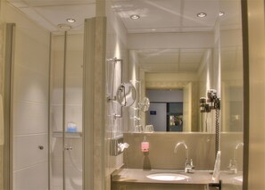 Triple Room | Bathroom | Shower, hair dryer, towels - Hotel Kreuzer (Wedel)