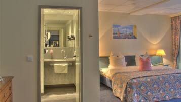 Pengeskab på værelset, skrivebord, arbejdsområde til bærbare computere