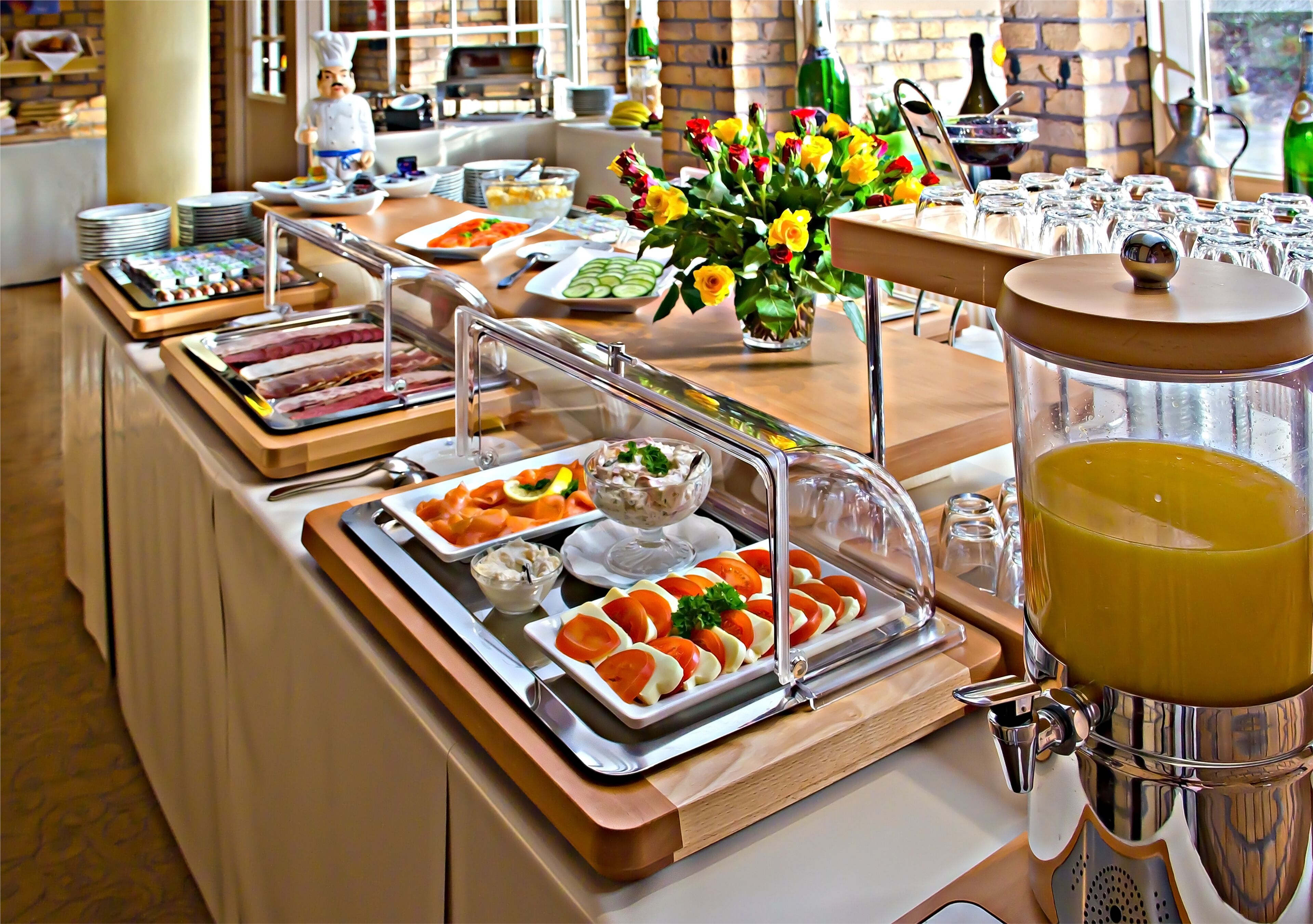 朝食 (ビュッフェ)、毎日提供 (無料)