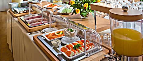 Free daily buffet breakfast