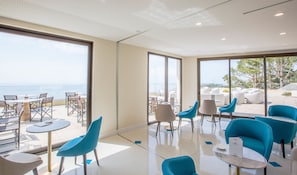 Lounge al vestíbul amb vistes al mar que obre cada dia