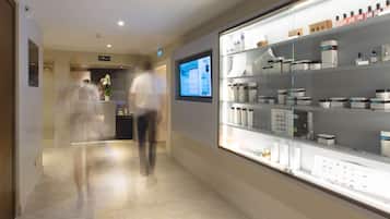 Un couloir comprenant un espace d’accueil et une présentation de produits sur des étagères.
