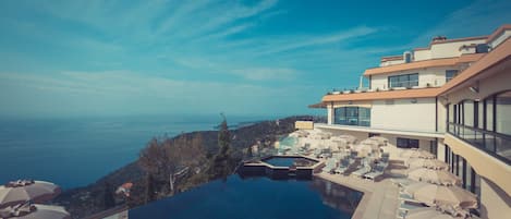 Piscine extérieure (ouverte en saison), chaises longues