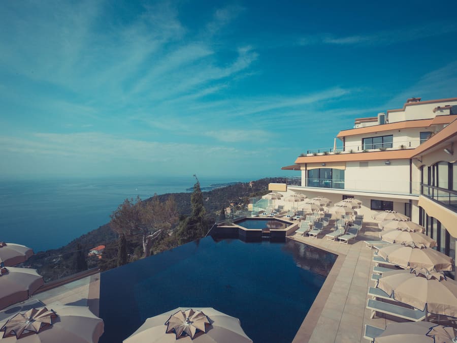 Piscina stagionale all'aperto, lettini