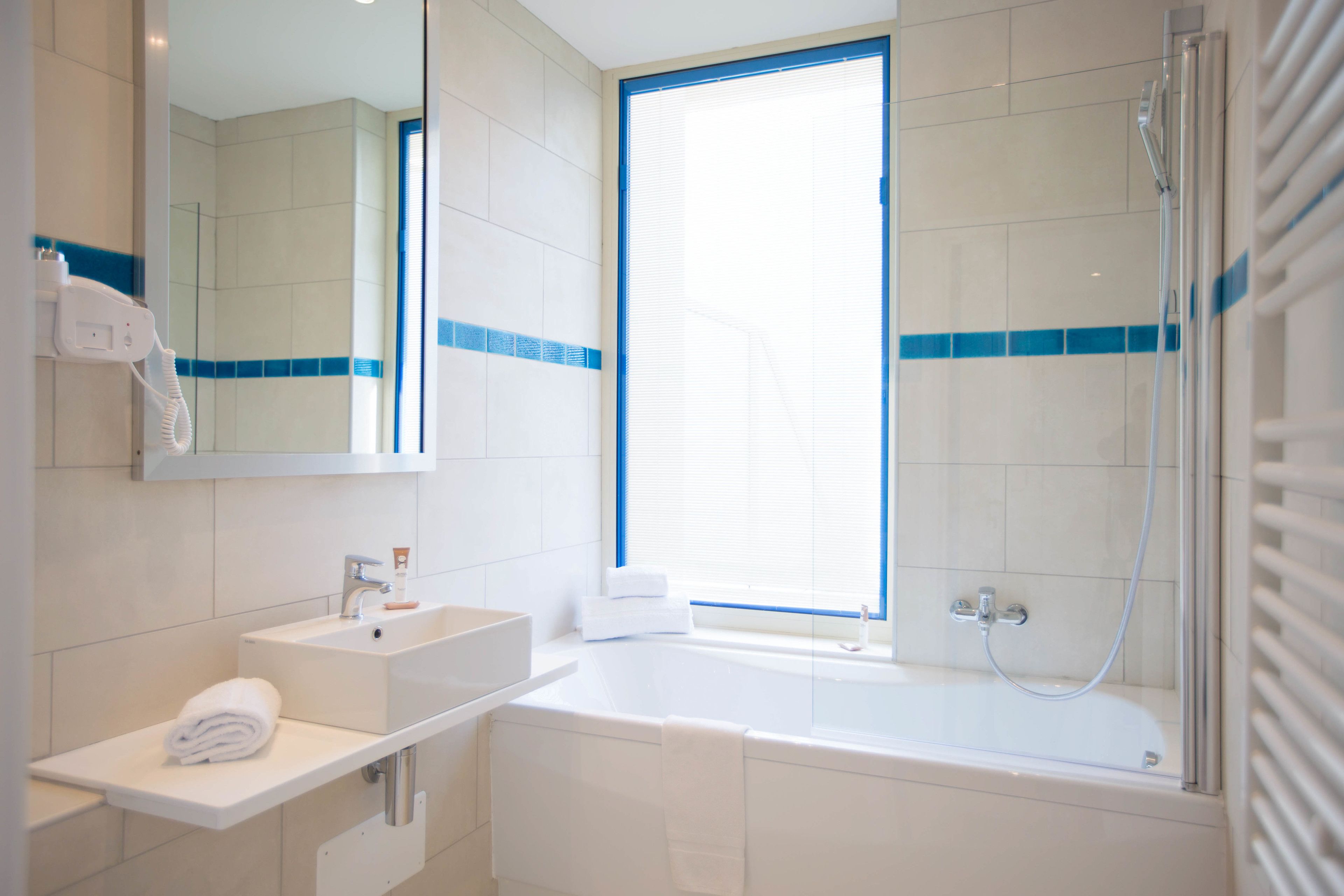 combined shower/bathtub, free toiletries, slippers, towels