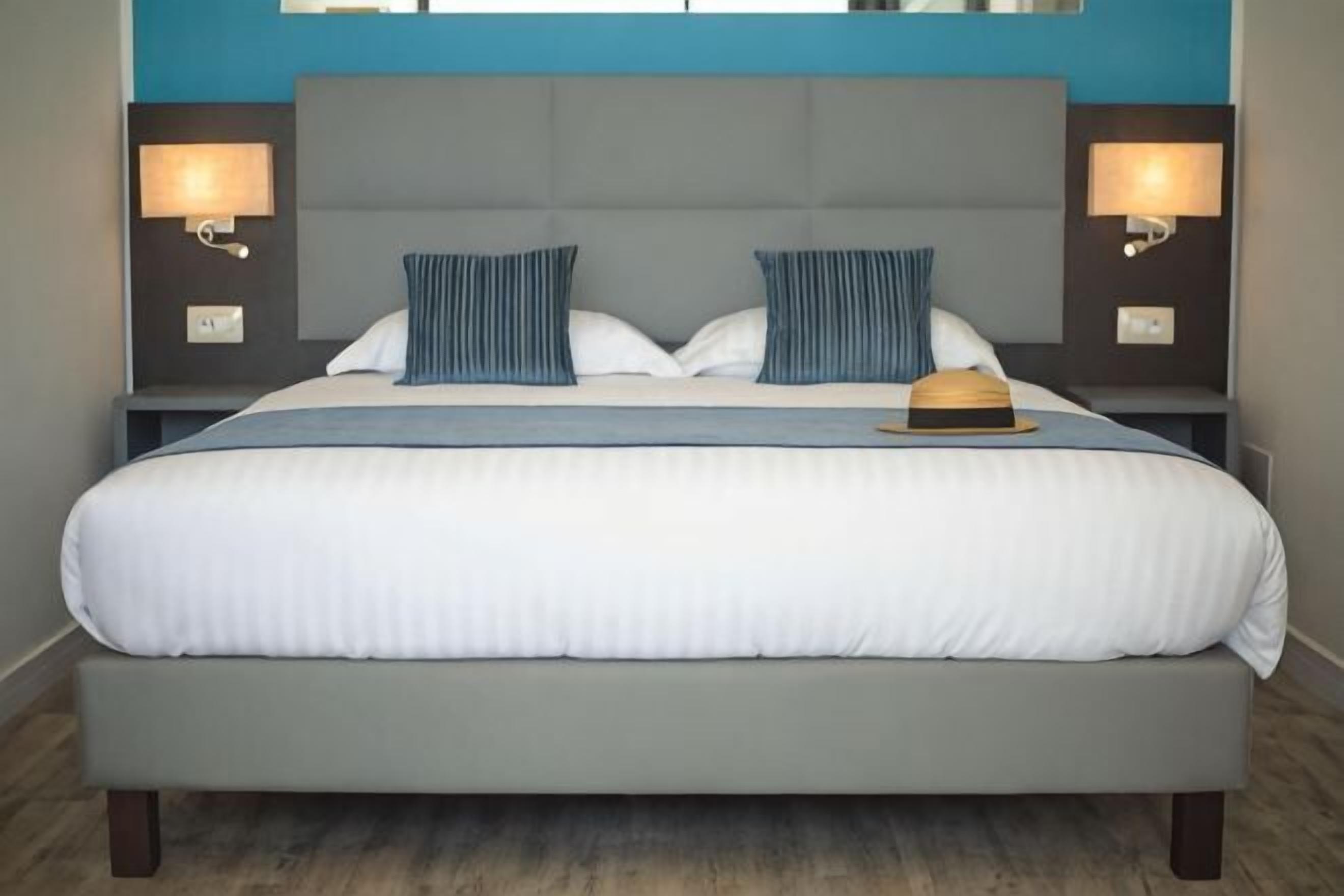 Ropa de cama de alta calidad y minibar 