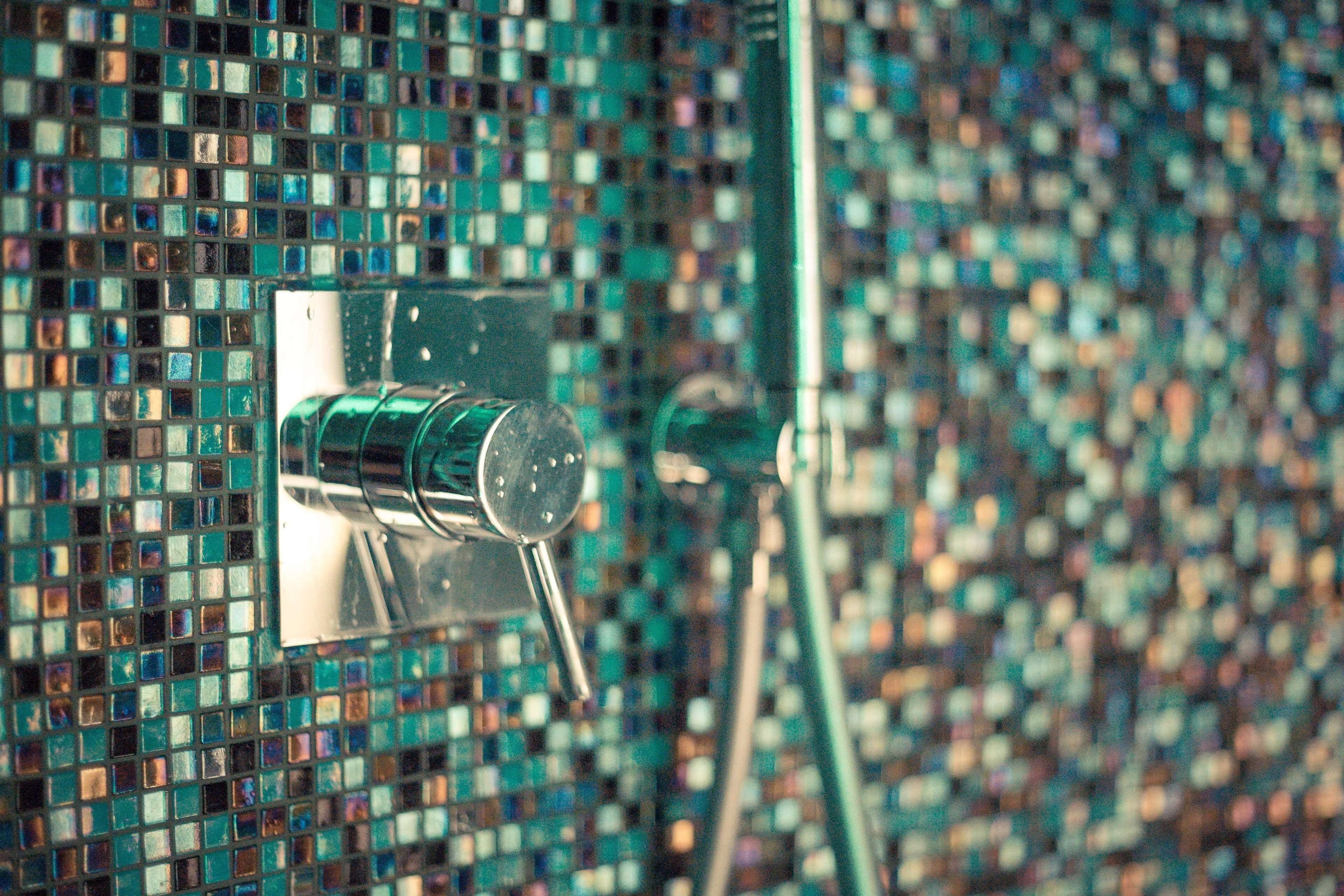 combined shower/bathtub, free toiletries, slippers, towels