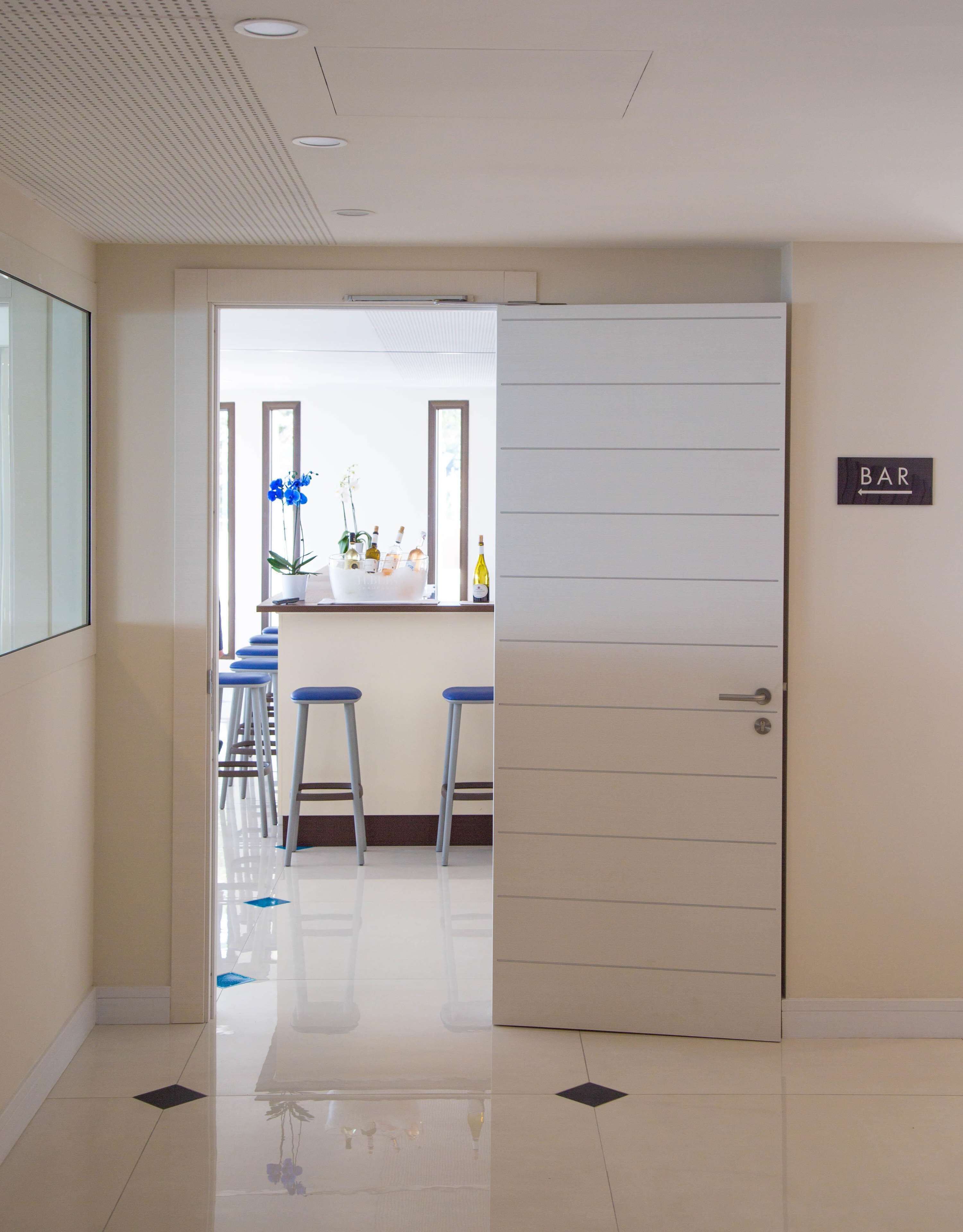 lobby lounge, ocean views, open daily