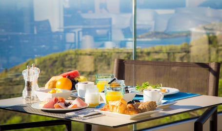Daily buffet breakfast for a fee