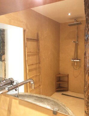 Fasion Bedroom | Bathroom shower - La Datcha Delicatessen (Tulette)