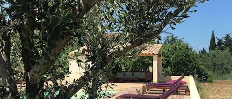 Outdoor pool, pool umbrellas, sun loungers