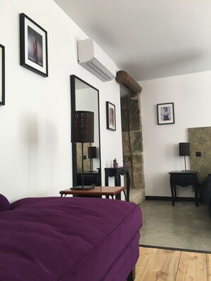 Design tweepersoonskamer, 1 kingsize bed | Luxe beddengoed, verduisterende gordijnen, geluiddichte muren