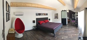 Suite | Luxe beddengoed, verduisterende gordijnen, geluiddichte muren