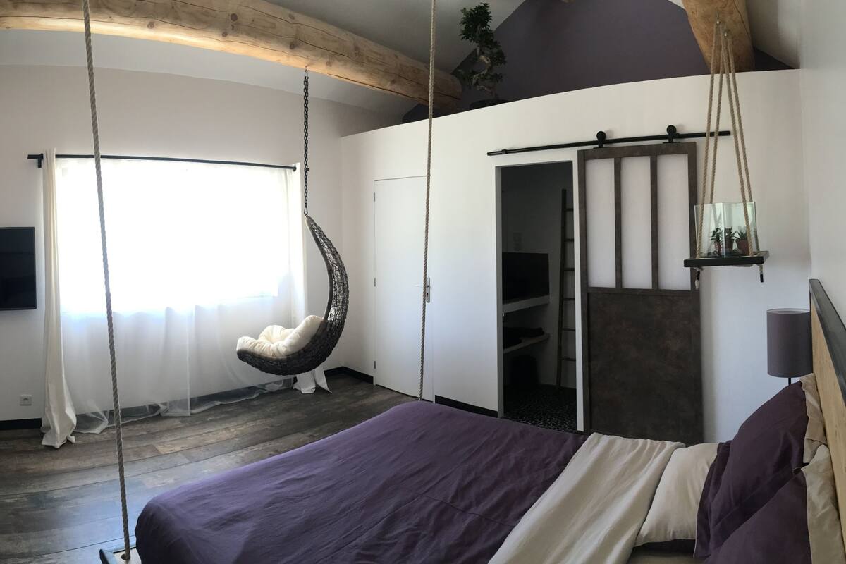 Chambre Suspendue | Literie de qualité supérieure, rideaux occultants, chambres insonorisées