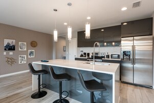 Deluxe városi lakás, 4 hálószobával | Privát konyha | Nagyméretű hűtő/fagyasztó, mikrohullámú sütő, sütő és mosogatógép