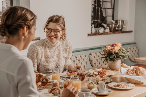 Petit déjeuner buffet (25 EUR par personne)