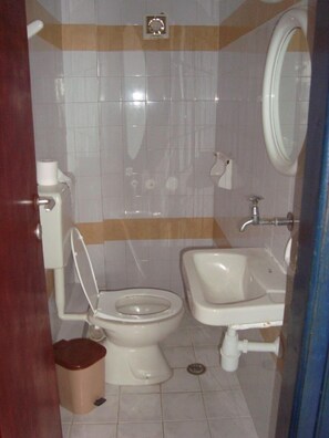 Shower, deep-soaking bathtub, free toiletries, hair dryer - Pension Danaos (Skiathos)