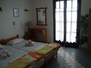 Iron/ironing board, free wired Internet, bed sheets - Pension Danaos (Skiathos)