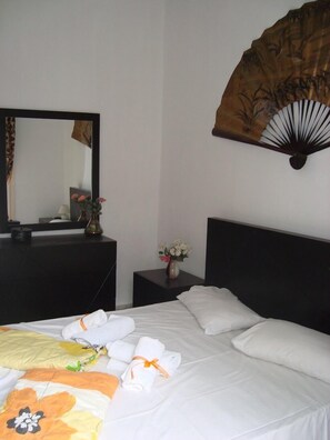 Habitación doble | Tabla de planchar con plancha, internet por cable gratis y ropa de cama