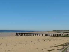 Beach nearby, 3 beach bars - Chambres d'Hôtes Les Piéris (Grandcamp-Maisy)