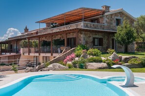Seasonal outdoor pool, pool umbrellas, sun loungers - S'Alzola (Olbia)