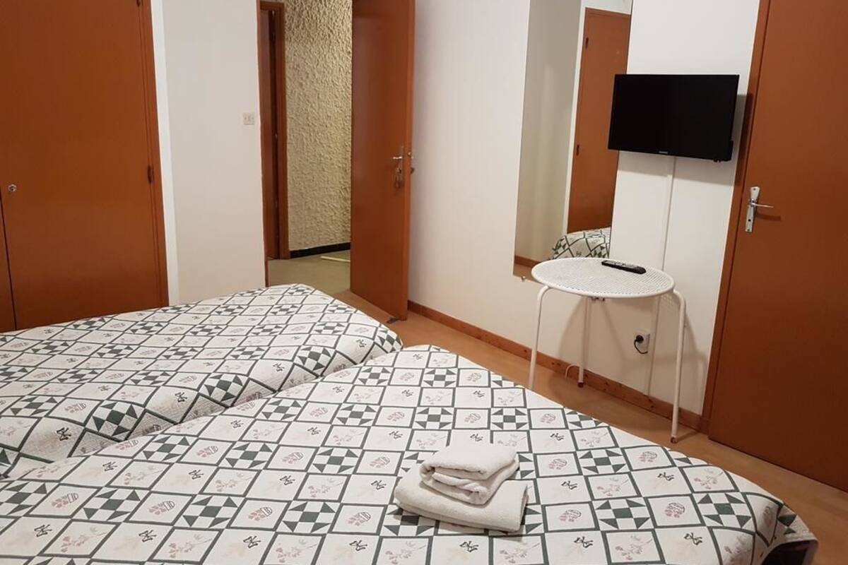 Kolmen hengen huone | Yksilöllisesti sisustettu, yksilöllisesti kalustettu, ilmainen Wi-Fi