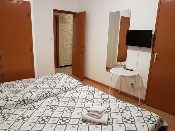 Kolmen hengen huone | Yksilöllisesti sisustettu, yksilöllisesti kalustettu, ilmainen Wi-Fi