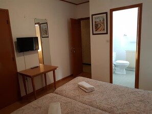 Kolmen hengen huone | Yksilöllisesti sisustettu, yksilöllisesti kalustettu, ilmainen Wi-Fi