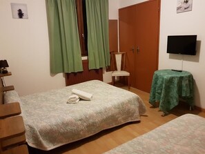 Kolmen hengen huone | Yksilöllisesti sisustettu, yksilöllisesti kalustettu, ilmainen Wi-Fi