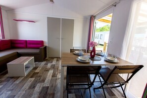 Premium Cottage, 3 Bedrooms | In-room dining - Camping La Palmyre Estanquet (Les Mathes)